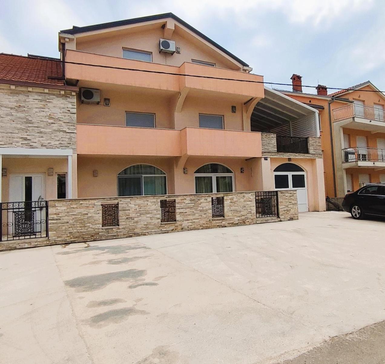 Apartments Ema Ivanica Exteriör bild